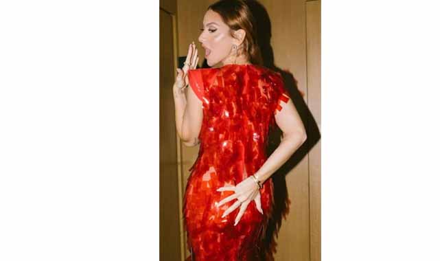 Hadise'den konfeti detaylı kırmızı elbiseyle cesur pozlar