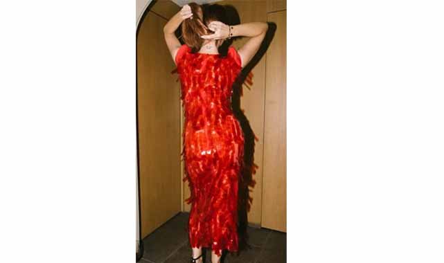 Hadise'den konfeti detaylı kırmızı elbiseyle cesur pozlar