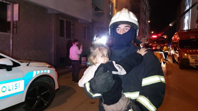 Samsun'da apartman dairesinde yangın! 4'ü çocuk 7 kişi hastanelik oldu