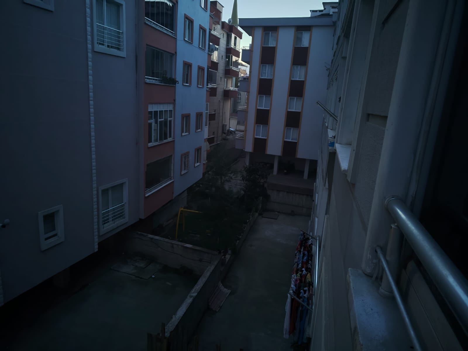 Samsun Derebahçe Mahallesi’nde saatlerdir elektrikler yok! Çocuklar soğukta sefil oldu