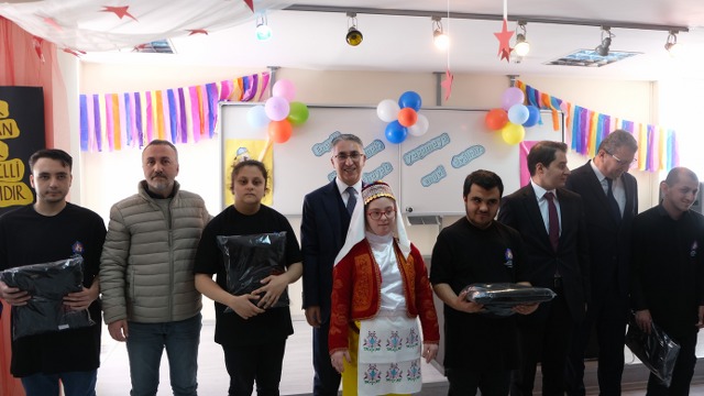 1965 Samsunspor Derneği Dünya Engelliler Günü'nde öğrencilere atkı ve polar