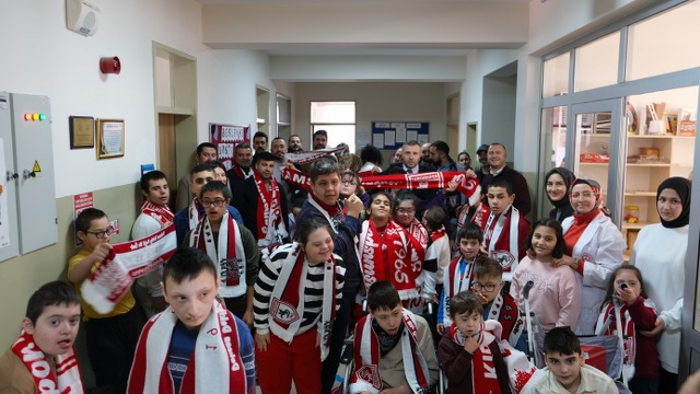 1965 Samsunspor Derneği Dünya Engelliler Günü'nde öğrencilere atkı ve polar
