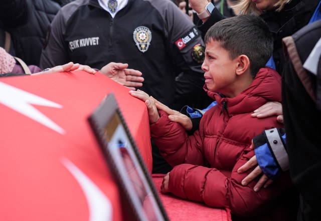 İzmir'de şehit düşen polis memuru gözyaşlarıyla uğurlandı