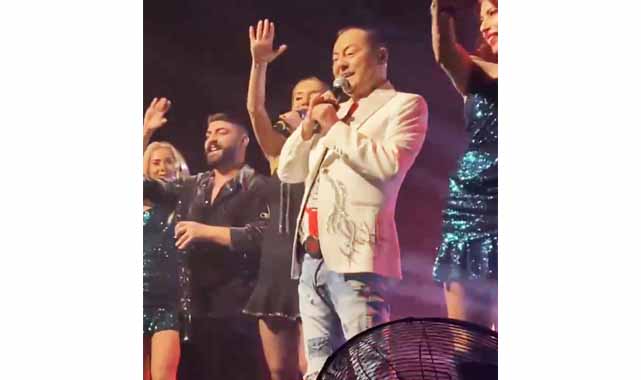 Ev hapsi kaldırılan Serdar Ortaç soluğu sahnede aldı