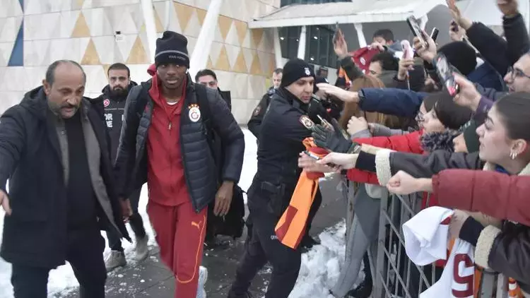 Osimhen sakatlanmaktan son anda kurtuldu!