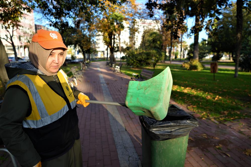Samsunlu fedakar anne! Hem evi geçindiriyor hem kızını okutuyor
