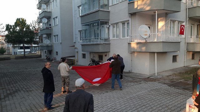 Samsunlu Teğmen Tunahan Dağlı’nın baba evine Türk bayrağı asıldı