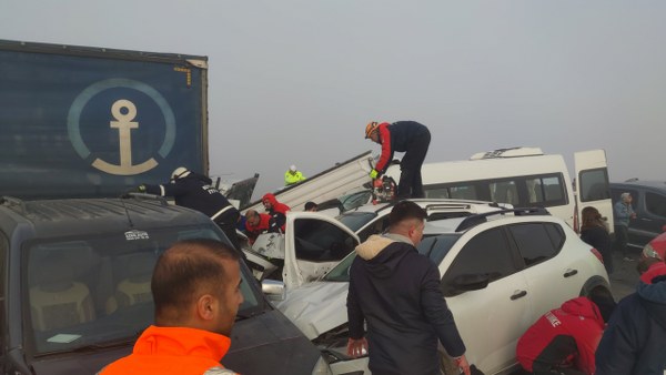 Van'da zincirleme trafik kazası! Ortalık savaş alanına döndü