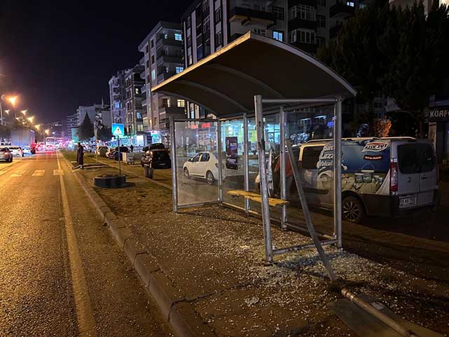Samsun'da kamyondan ayrılan lastik otobüs durağına daldı!