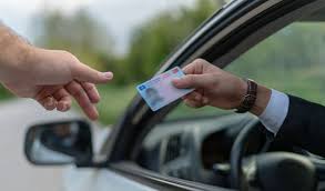 Ehliyetlerde yaş sınırı düşürüldü