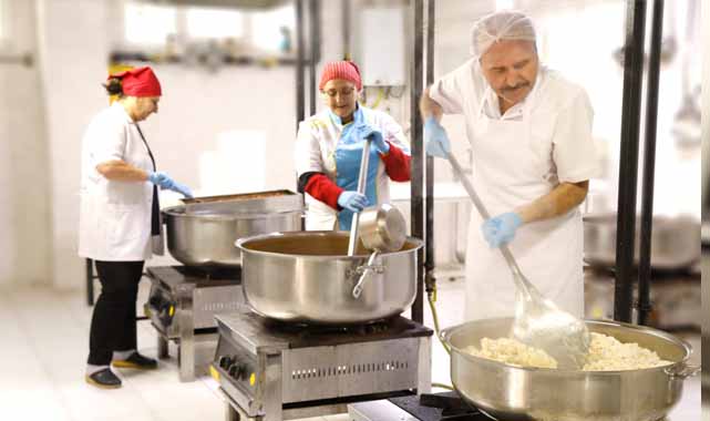 Samsun İlkadım Belediyesi'nden ihtiyaç sahiplerinin içini sıcak yemekle ısıtıyor