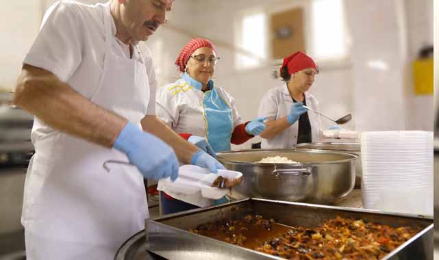 Samsun İlkadım Belediyesi'nden ihtiyaç sahiplerinin içini sıcak yemekle ısıtıyor