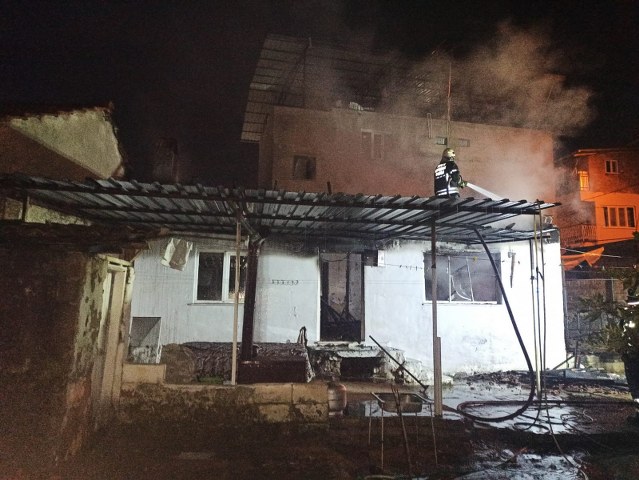 Annesiyle tartıştı oturdukları evi ateşe verip kaçtı