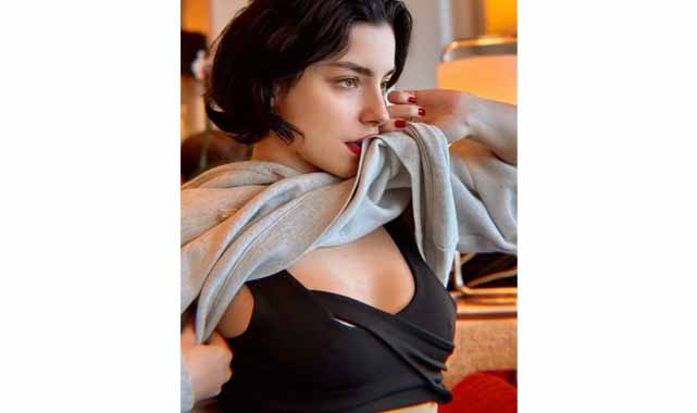 Merve Boluğur, deri elbiseli paylaşımıyla olay oldu