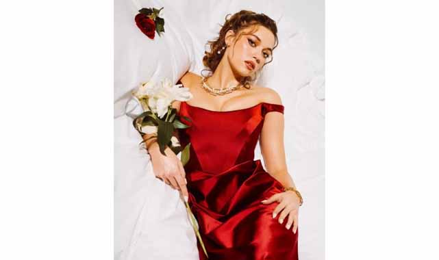 Afra Saraçoğlu'dan iddialı pozlar