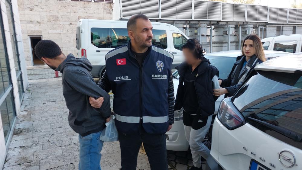 Samsun'da takip ettikleri kadının boynundaki altını çaldılar