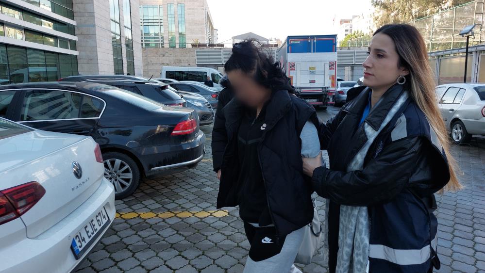 Samsun'da takip ettikleri kadının boynundaki altını çaldılar