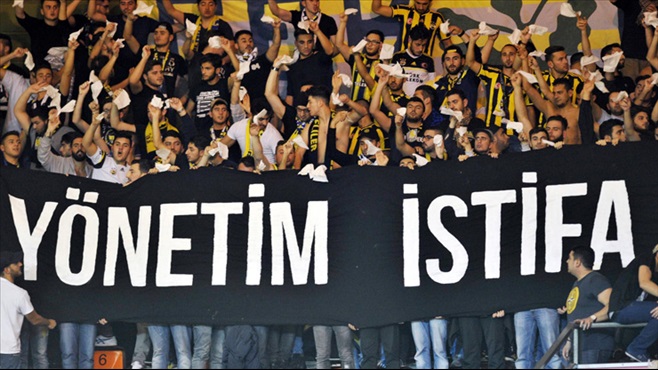 Fenerbahçe'de yönetim krizi derinleşiyor: Taraftar istifaya çağırıyor