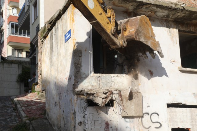Samsun İlkadım'da metruk binalar yıkılıyor