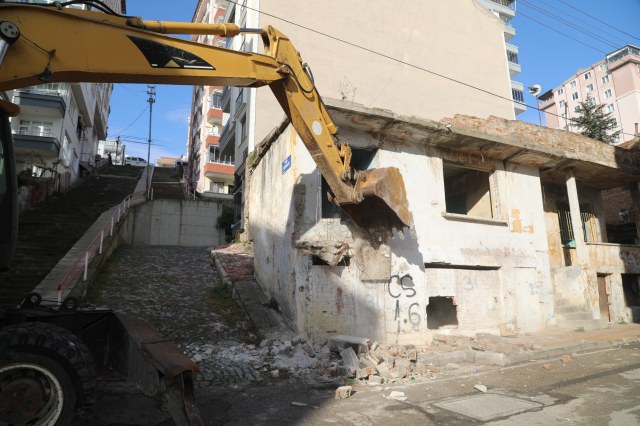 Samsun İlkadım'da metruk binalar yıkılıyor