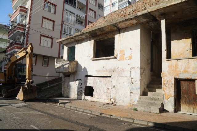 Samsun İlkadım'da metruk binalar yıkılıyor