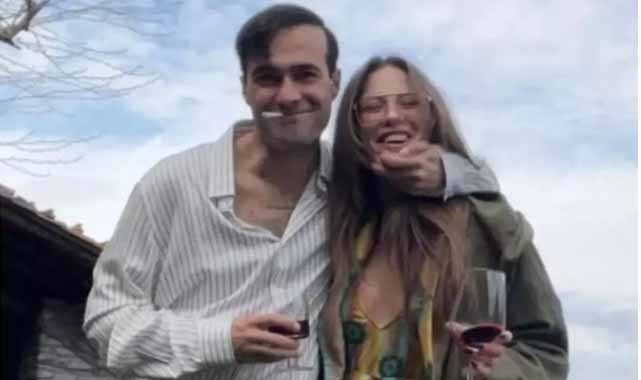 Mert Demir eski futbolcunun eşinin gözlerine bakarak şarkı söyledi