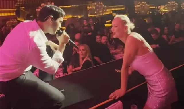 Mert Demir eski futbolcunun eşinin gözlerine bakarak şarkı söyledi