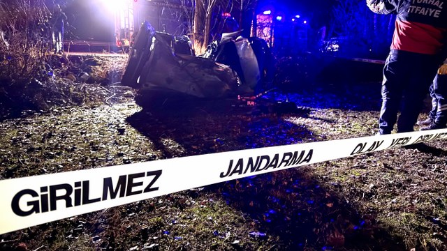 Yağışlı havada kontrolden çıkan araç tarlaya uçtu! 3 kişi öldü