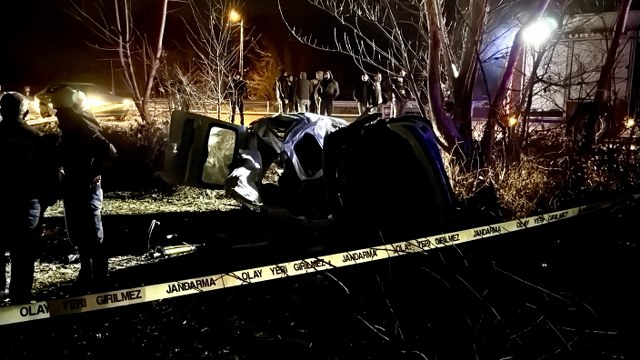 Yağışlı havada kontrolden çıkan araç tarlaya uçtu! 3 kişi öldü