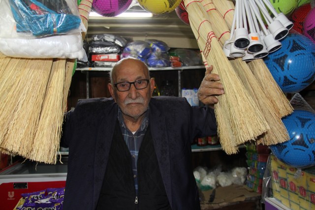96 yaşındaki Mustafa Akarsu, süpermarketlere direniyor