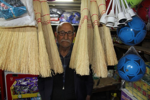 96 yaşındaki Mustafa Akarsu, süpermarketlere direniyor