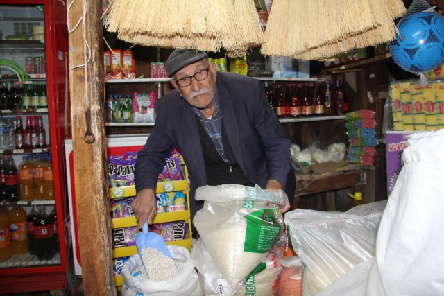 96 yaşındaki Mustafa Akarsu, süpermarketlere direniyor