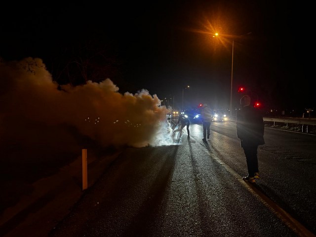 Alev topuna dönen araçtan yara almadan kurtuldu