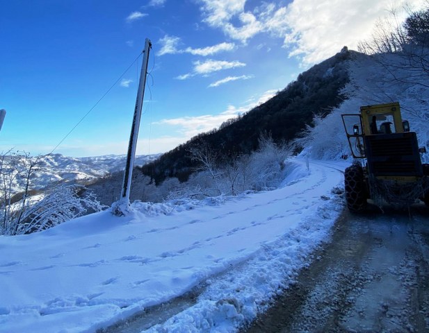 Samsun’da yoğun kar yağışı nedeniyle kapanan 80 mahalle yolu açıldı