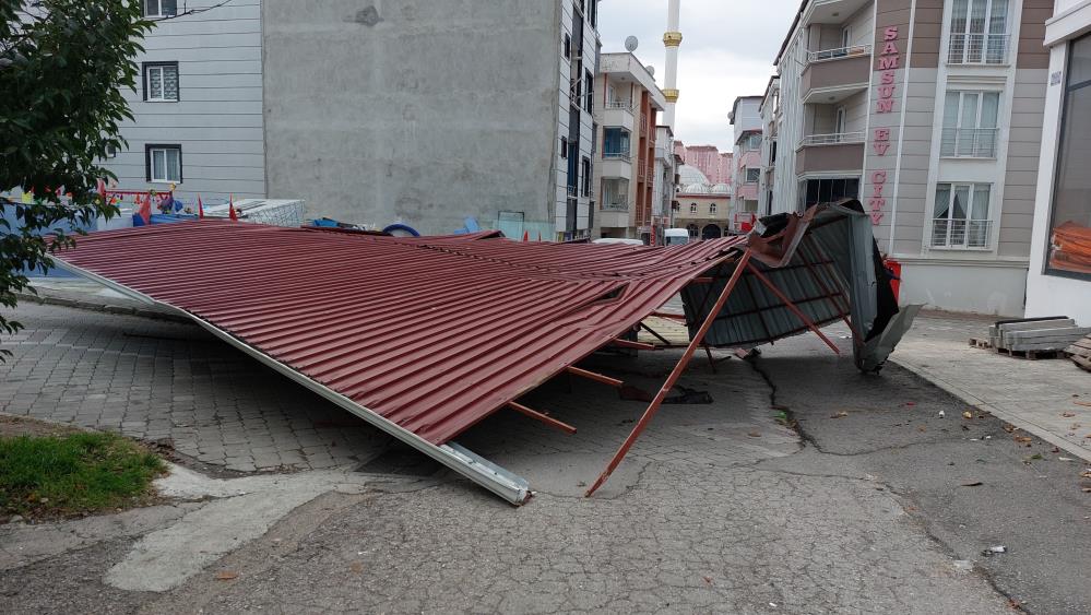 Samsun'da faciadan dönüldü! Çatılar uçtu