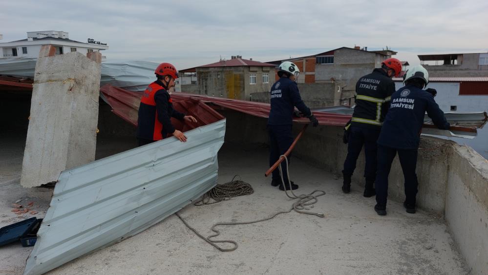 Samsun'da faciadan dönüldü! Çatılar uçtu
