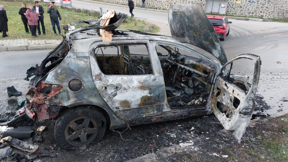 Samsun'da kız istemeden dönen ailenin aracı alev alev yandı 