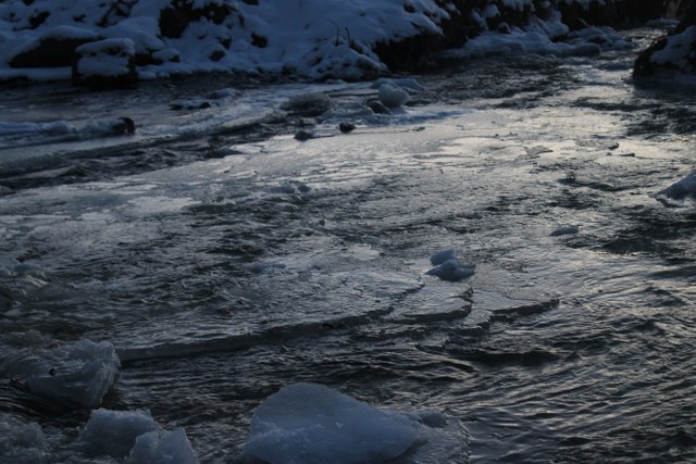 Soğuk hava dereleri dondurdu