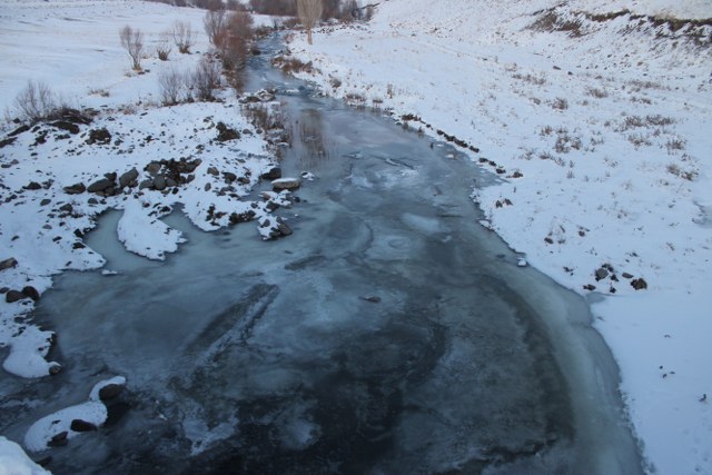 Soğuk hava dereleri dondurdu