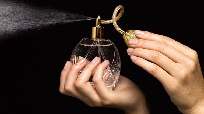 Parfüm kullanımı sağlığınızı tehdit ediyor! İşte gizli zararları