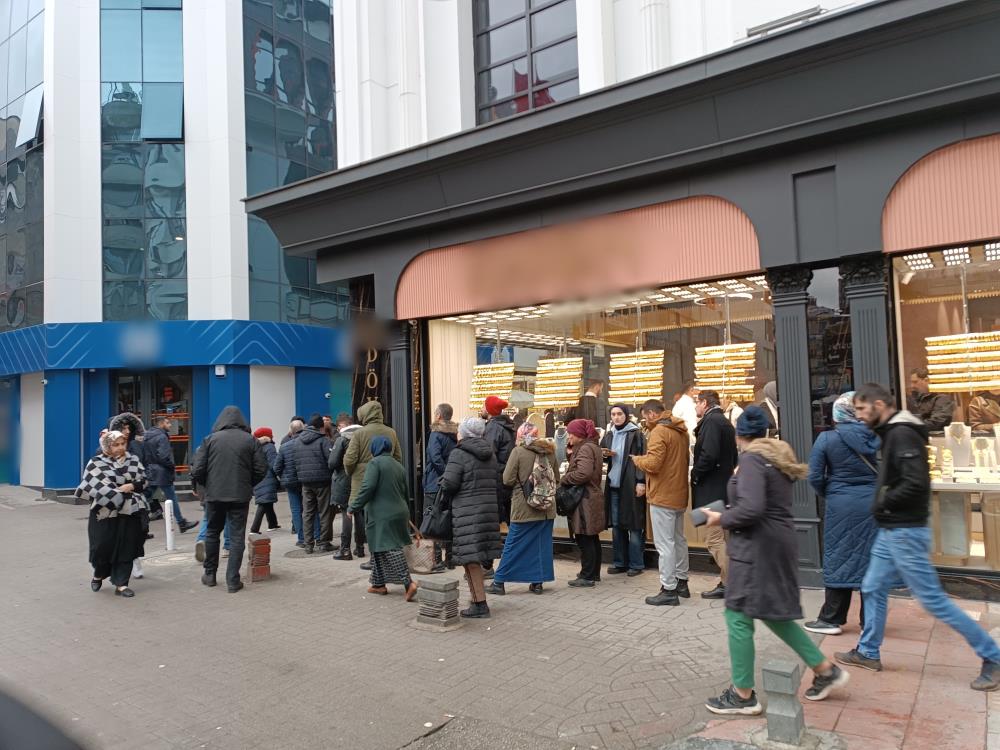 Samsun’da döviz bürosu önünde kuyruklar oluştu