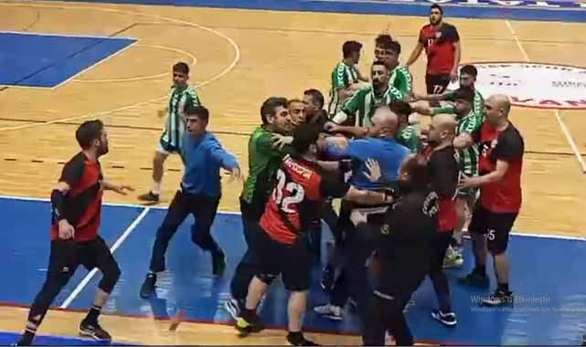 Samsunlu sporcular Van'da dayak yedi! Güvenlik görevlileri seyretti