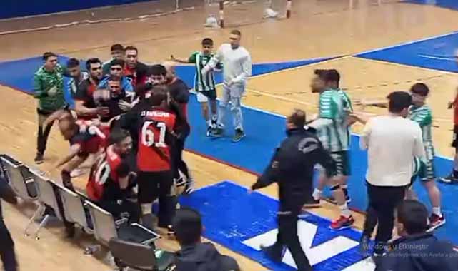 Samsunlu sporcular Van'da dayak yedi! Güvenlik görevlileri seyretti