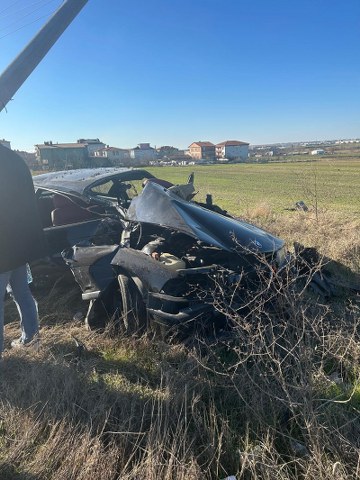 Beton direğe çarpan araç hurdaya döndü! İki kardeş sağ çıktı