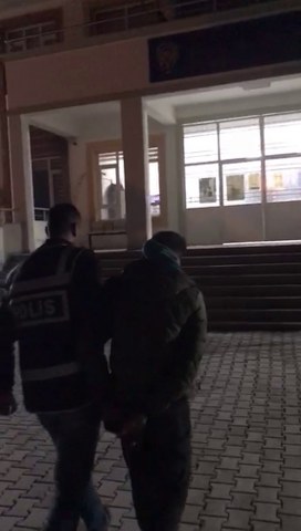 Bilgisayar faresiyle uyuşturucu ticareti yaparken yakalandı