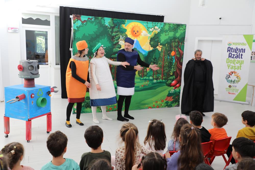 İlkadım'da öğrencilere çevre bilinci aşılanıyor!  'Atık Adası' tiyatro gösterisi