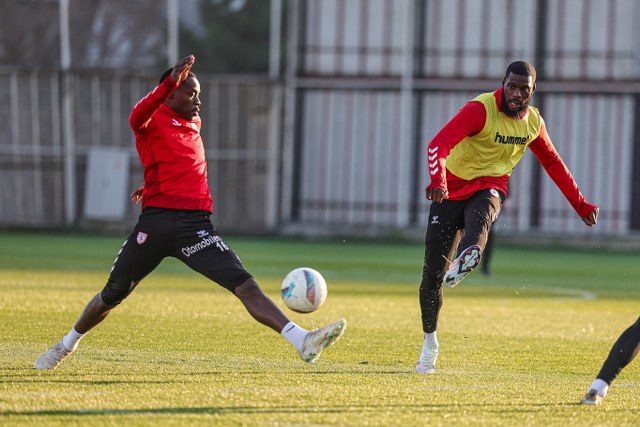 Samsunspor Sivasspor'a ısınıyor