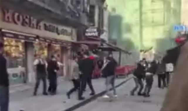 İstanbul'da sokakta birbirlerine girdiler! Sopalar havada uçuştu