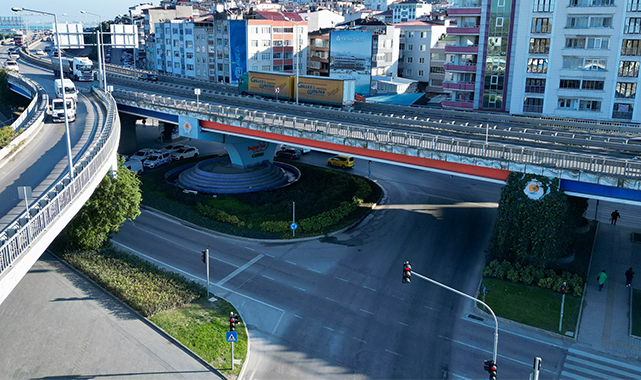 Samsun'da mavi beyaz olan viyadük kırmızı beyaza boyanıyor