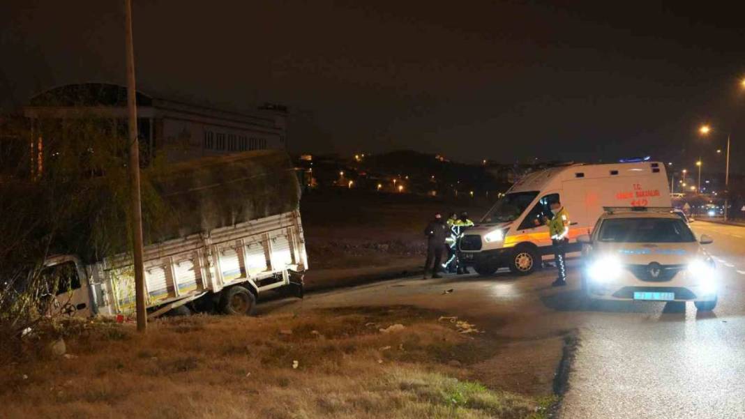 Kamyonetle kaza yaptı, yaralı arkadaşını olay yerinde bırakıp kaçtı